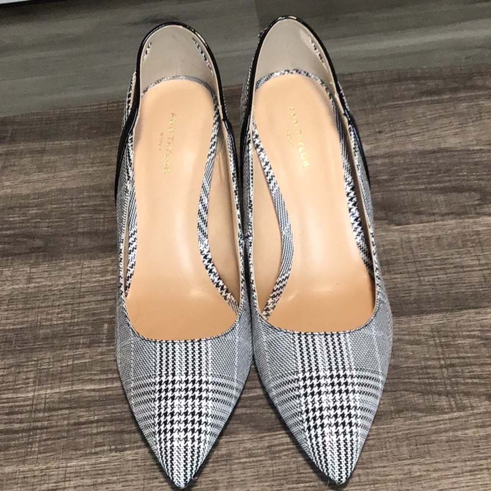 Women's Pointed Toe Plaid Pumps in Black and White